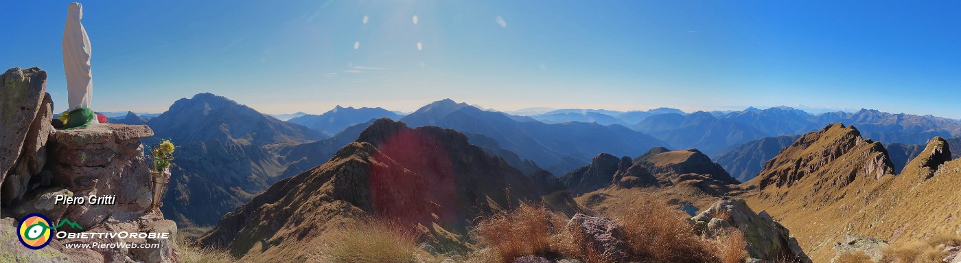 31 Vista panoramica dalla Madonnina del Pietra Quadra (2356 m).JPG